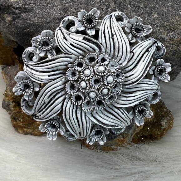 Featherlite Bubblelite Look Brooch Pin Floral Flower White Celluloid Vintage - Picture 4 of 4